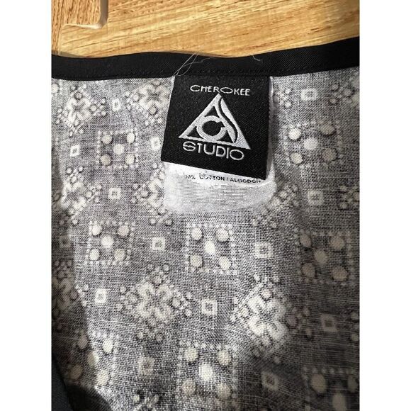 CHEROKEE Studio 3815C scrubs top dental medical nurse vet M black floral wrap - Picture 4 of 6